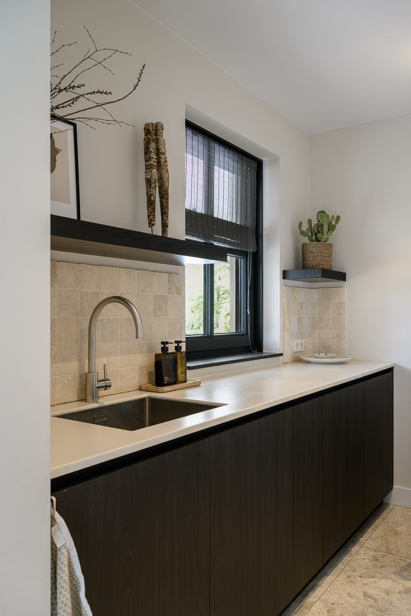 Spoelbak in de keuken met een wand van Travertin Carré Light tegeltjes van 10x10