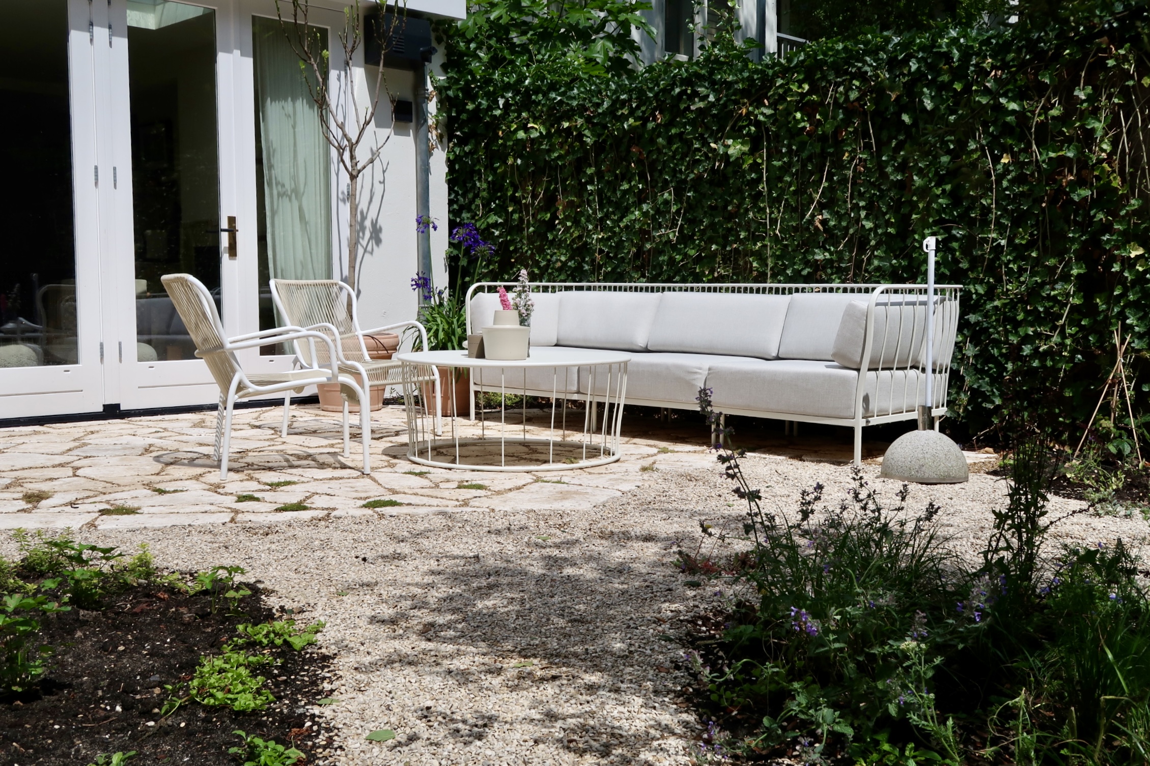 mediteraanse tuin travertin flagstones gevoegd met grassen en grind