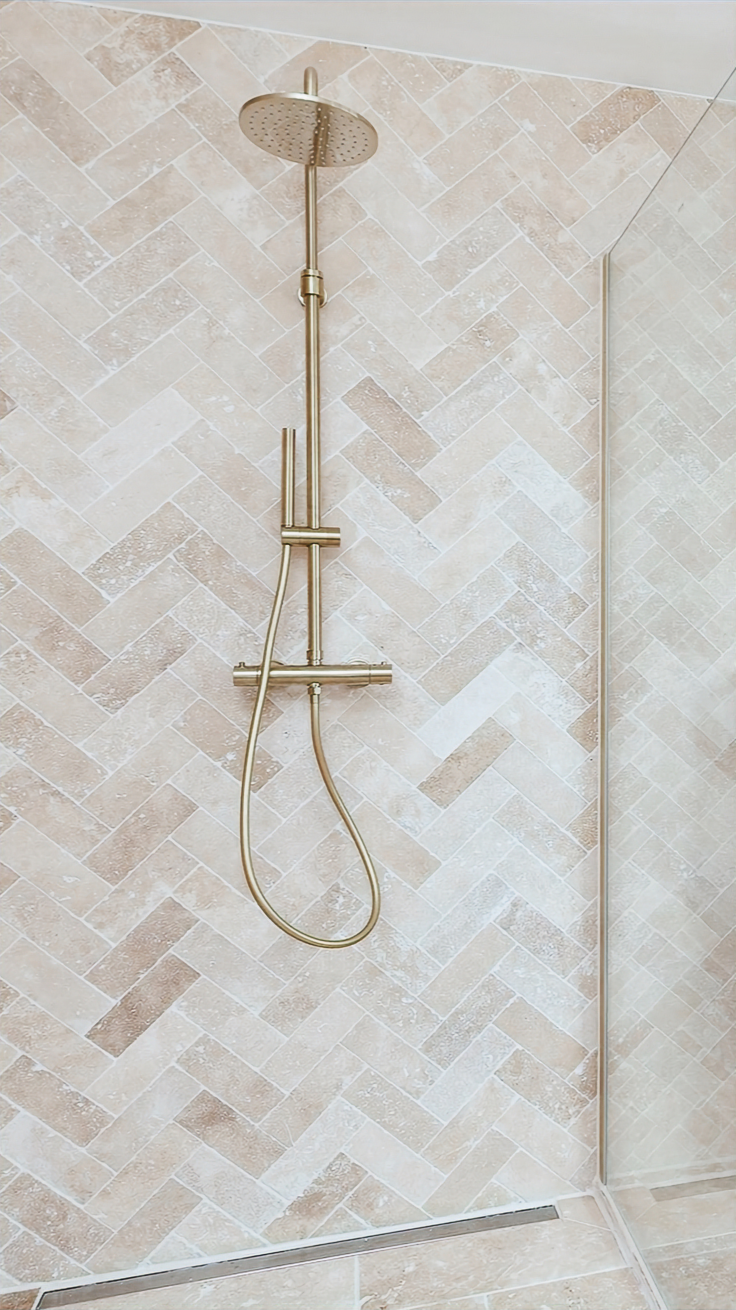 Travertin in badkamer douche